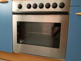 Cocina modular azul y madera