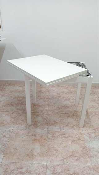 Mesa plegable blanca de madera