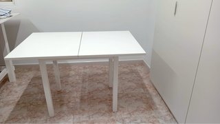 Mesa plegable blanca de madera