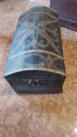 Antiguo baúl decorado con tachuelas