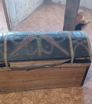 Antiguo baúl decorado con tachuelas