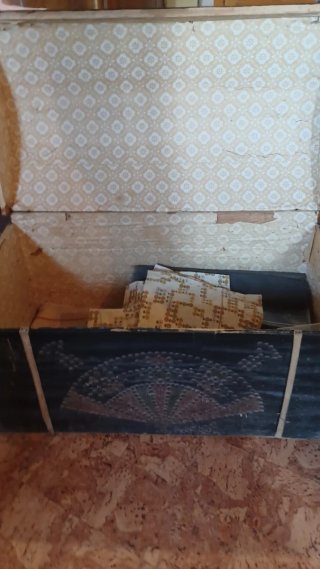 Antiguo baúl decorado con tachuelas