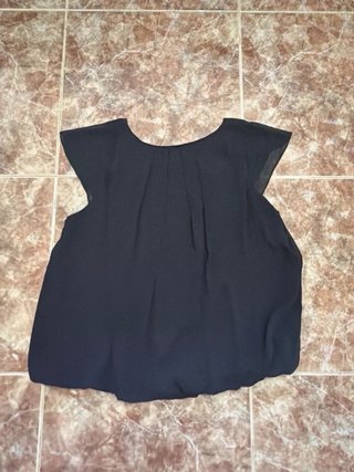 Camiseta negra con flores