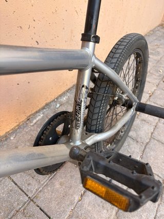 Bicicleta BMX plateada