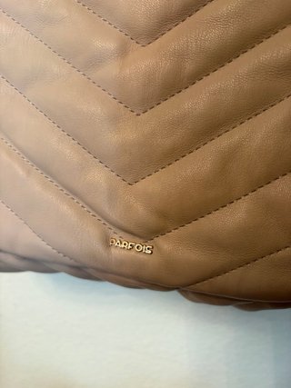 Bolso Parfois acolchado beige