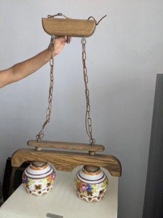 Lampadario vintage legno e ceramica decorata