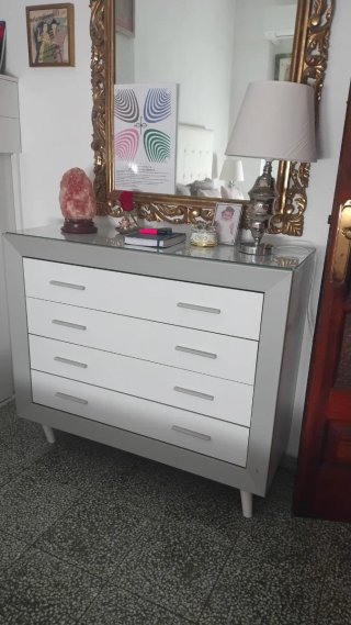 Cómoda blanca y gris con cristal
