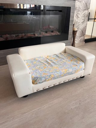 Sofá para mascotas blanco con cojín estampado