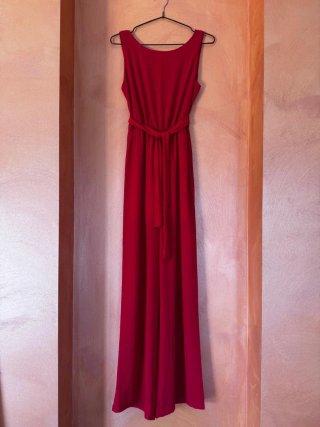 Tuta elegante rossa con scollatura sulla schiena