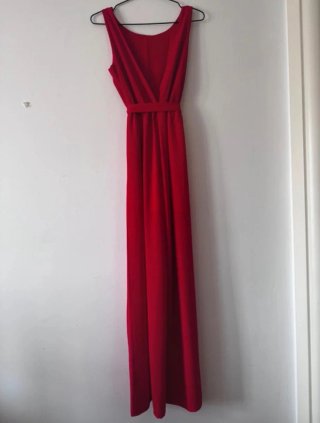 Tuta elegante rossa con scollatura sulla schiena