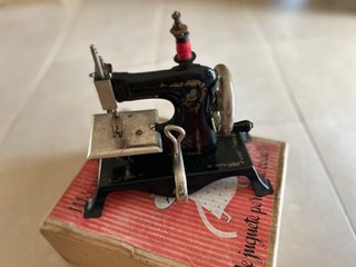 Máquina de coser de juguete antigua