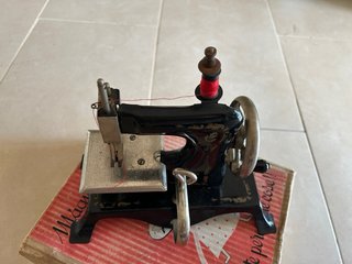 Máquina de coser de juguete antigua