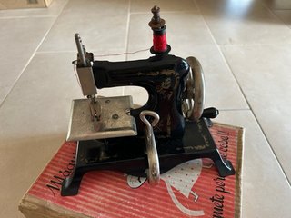 Máquina de coser de juguete antigua