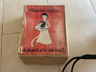 Máquina de coser de juguete antigua