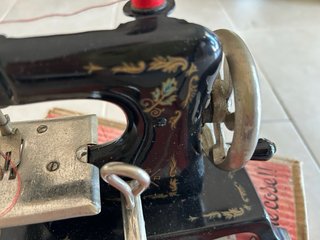 Máquina de coser de juguete antigua