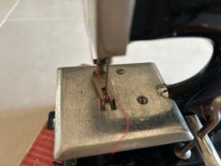 Máquina de coser de juguete antigua