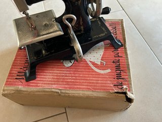 Máquina de coser de juguete antigua