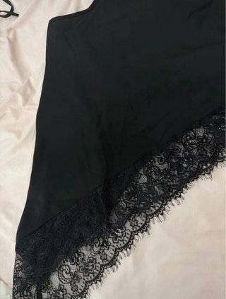 Top negro con tiras y encaje