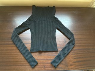 Camiseta negra con cremallera