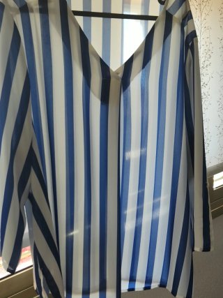 Camisa de rayas blancas y azul