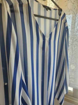 Camisa de rayas blancas y azul