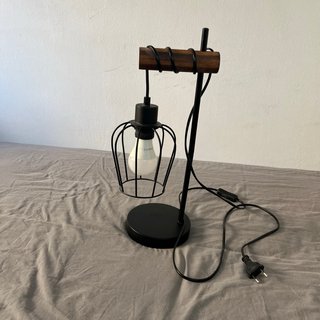 Lámpara de mesa industrial madera y metal