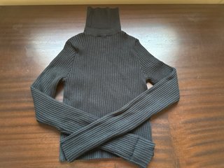 Camiseta de cuello alto negra