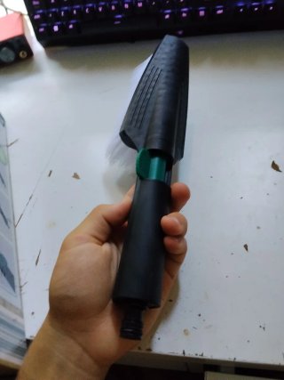 Cepillo de mano Gardenline con paso de agua