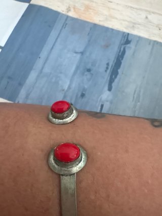 Brazalete antiguo con 2 piedras rojas
