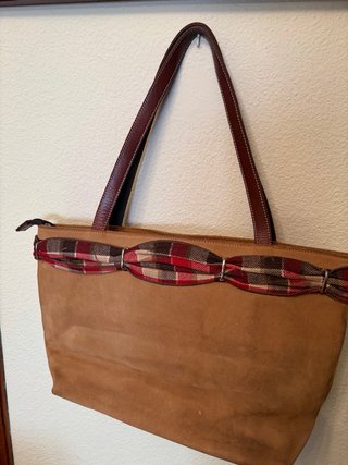 Bolso piel camel con lazada cuadros rojo