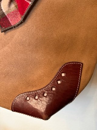 Bolso piel camel con lazada cuadros rojo
