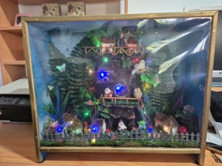 Cuadro decorativo con figuras y luces