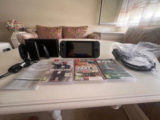 Nintendo Switch V2 + 3 Giochi non negoziabili