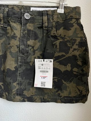 Falda corta Bershka estampado militar