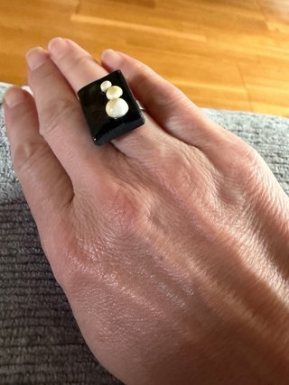 Anillo negro con detalles beige y blanco