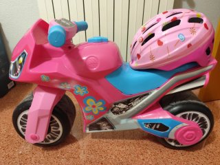 Moto infantil rosa con casco