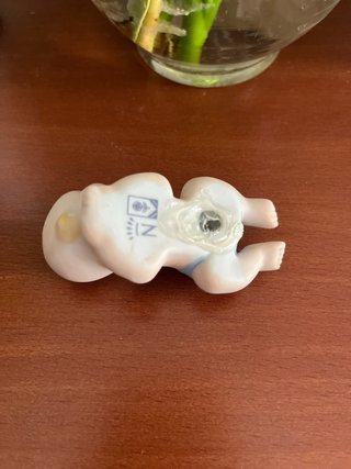 Statuetta ceramica bambino con pannolino