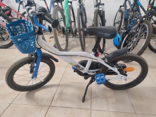 Bicicleta infantil con cesta azul