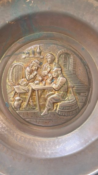Piatto in rame decorato con scena