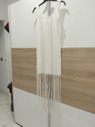 Vestido blanco ajustado con flecos