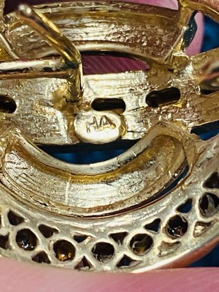 Pendientes vintage dorados con pedrería