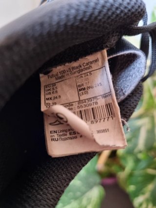 Botas fútbol 40 y zapatillas 39 negras