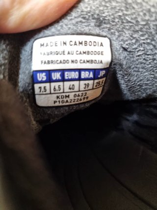 Botas fútbol 40 y zapatillas 39 negras
