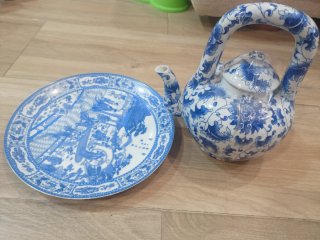 Jarrón y plato de porcelana azul y blanco