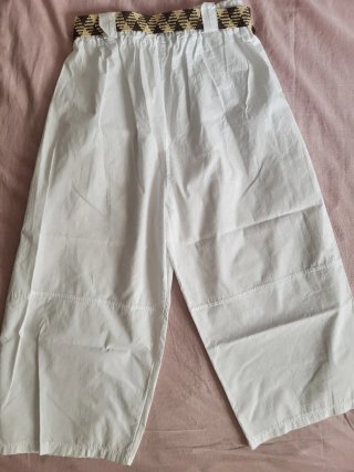 Pantaloni bianchi larghi con cintura