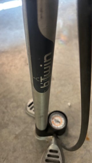 Bomba de pie Btwin con manómetro