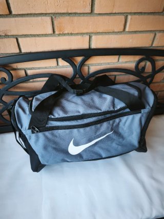Mochila deportiva Nike gris y negra