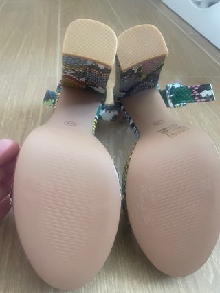 Sandalias tacón estampado serpiente T38