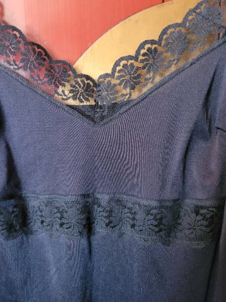 Vestido lencero negro con encaje
