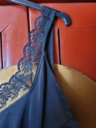 Vestido lencero negro con encaje